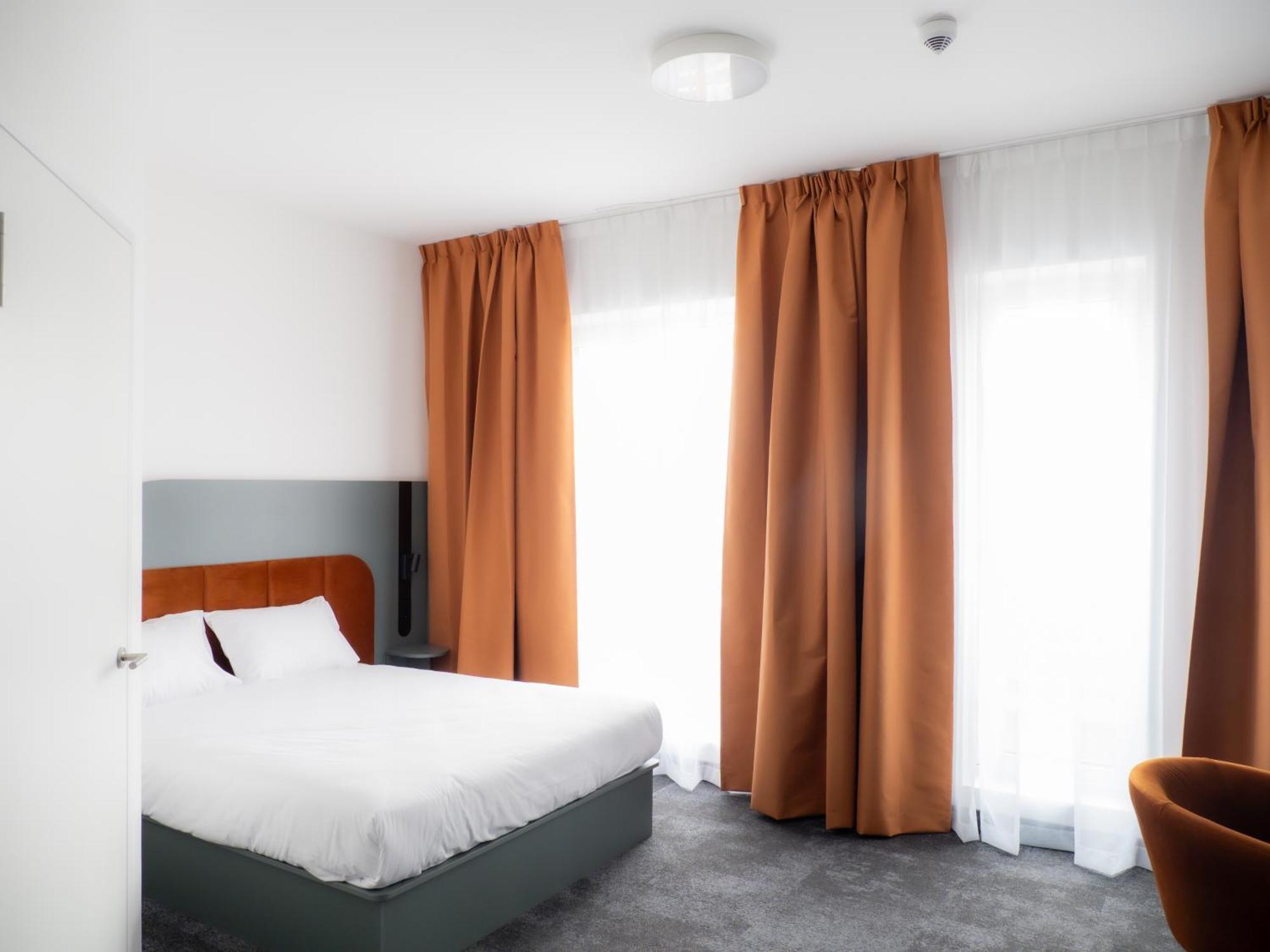 B&B Hotel Leszno レシュノ エクステリア 写真