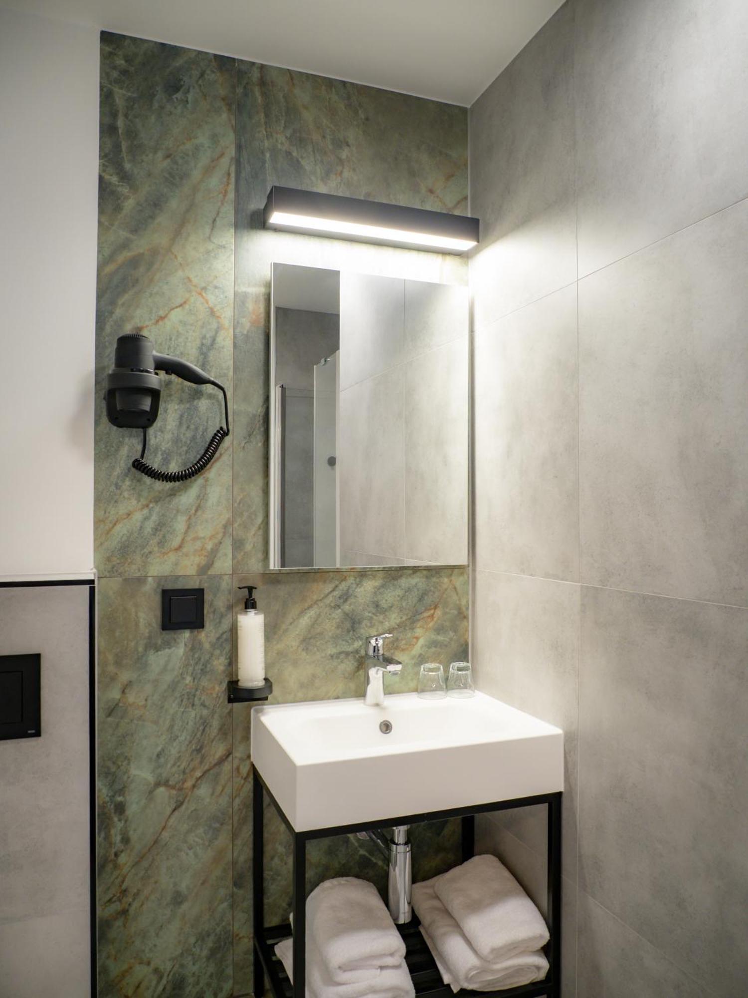 B&B Hotel Leszno レシュノ エクステリア 写真