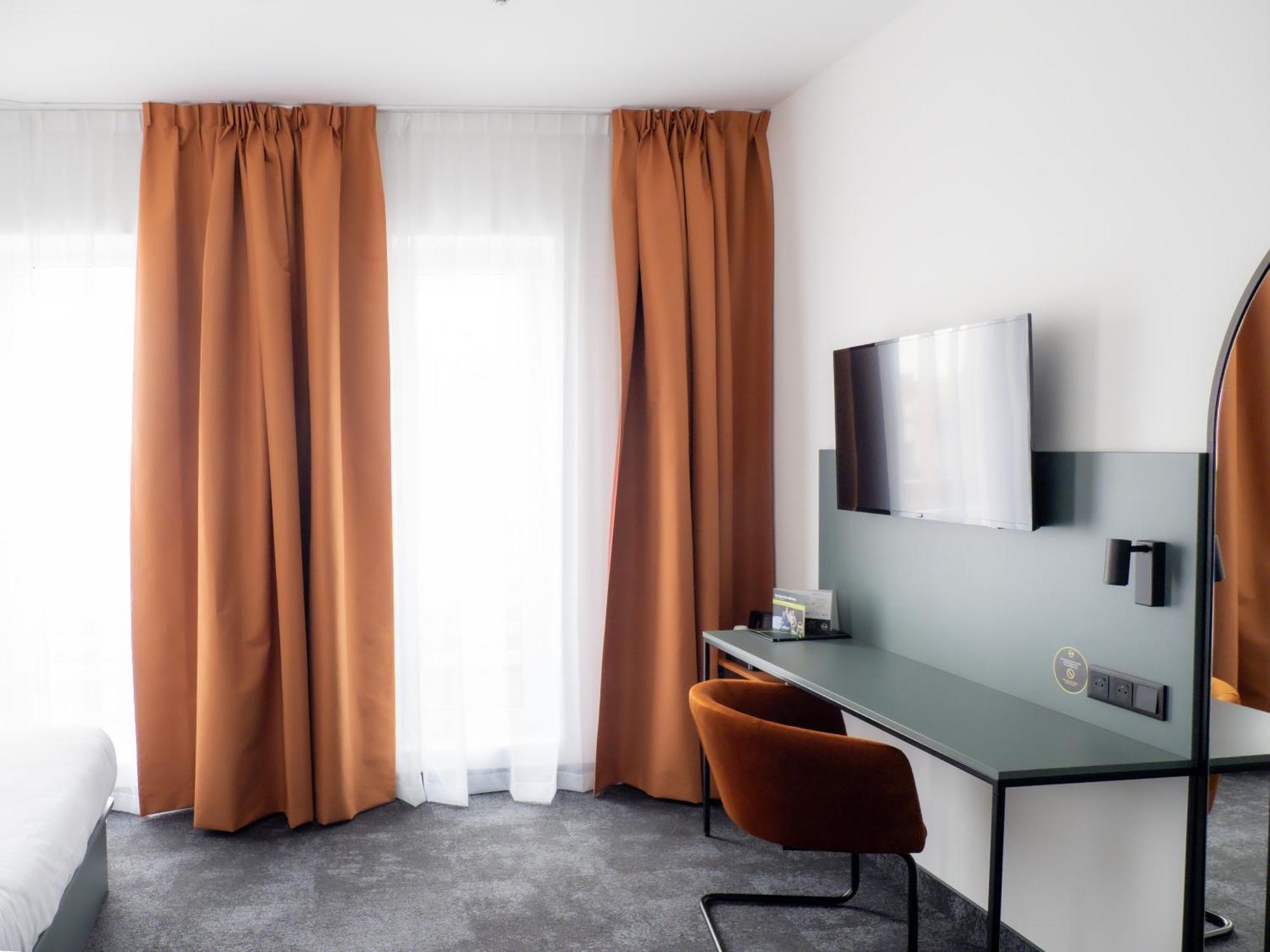 B&B Hotel Leszno レシュノ エクステリア 写真